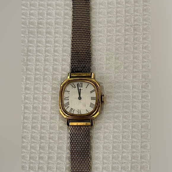 Vintage Timex Gold Watch - Picture 2 of 5